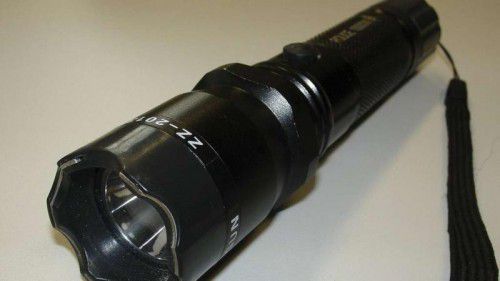 Das ist keine Taschenlampe, sondern eine verbotene Waffe.  Foto: Polizei