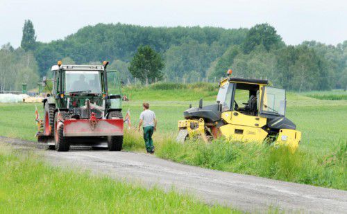 Höchst. Schon seit vergangenem Jahr beklagen sich Teilnehmer des Bürgerforums über den schlechten Zustand der Rohrstraße. Dort müsse man nach ihrer Ansicht wegen der engen Fahrbahn oft in die Schlaglöcher am Rand ausweichen. Im Juni nun rollten die Bagger – der Belag wurde saniert.