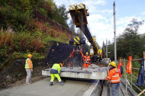 Der Ausbau der Hilfsbrücke in Landeck erfordert eine Nachtsperre der Arlbergbahnstrecke. Foto: ÖBB