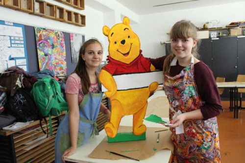 Der Winnie Puuh von Marie Christin und Katharina ist für seinen Auftritt auf der „Buch am Bach“ bereit.