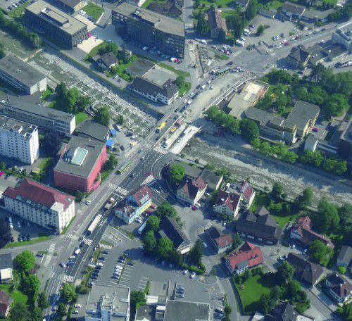 Die fast fertige westliche Brückenhälfte ist aus der Luft gut zu erkennen.  Foto: Ludwig Müller