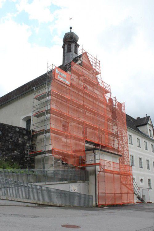 Die Klosterkirche St. Peter ist schon wieder eingerüstet.