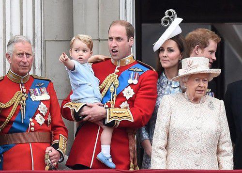 Die Königsfamilie verfolgt die Parade zum Geburtstag der Queen. Besonders der kleine Prinz George zeigt sich begeistert von dem Umzug. epa