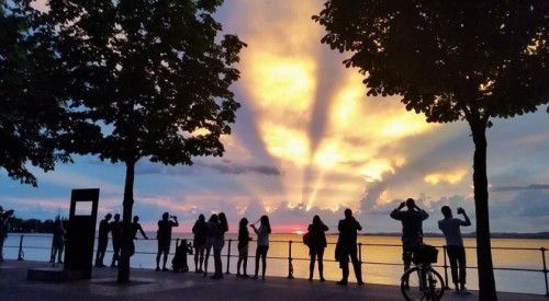 Die Vorarlberger erleben derzeit traumhafte Sonnenuntergänge wie diesen. Foto: Michael schittenhelm
