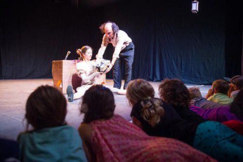 Ein ebenso konzentriertes wie entspanntes junges Publikum verfolgte am Dienstag den Auftakt von „Luga und Losna“ mit „Emilio & Ellie“ in Nenzing. Foto: Beate Rhomberg