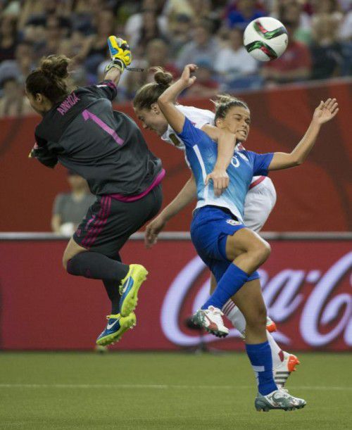 Ein packendes Duell lieferten sich bei der Frauen-WM Brasilien und Spanien. Die Südamerikanerinnen gewannen knapp mit 1:0. Foto: ap