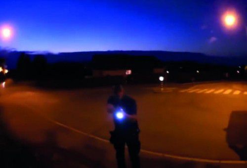 Ein Polizist nähert sich dem gestürzten Motorradfahrer.