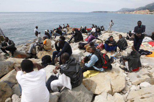 Eine große Anzhal von Migranten ist in Ventimiglia an der italienisch-französischen Grenze blockiert. FOTO: AP