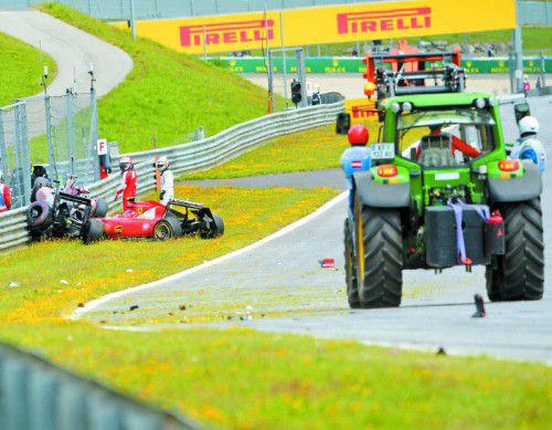 Endstation Leitplanke: Kimi Räikkönen und Fernando Alonso blicken auf ihre zerstörten Boliden. Foto: gepa