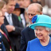 Roter Teppich und königsblauer Mantel: Die Queen ist da