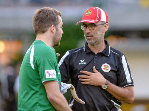FC-Dornbirn-Trainer Peter Jakubec (rechts) im Gespräch mit seinem Torhüter Dominik Seiwald.