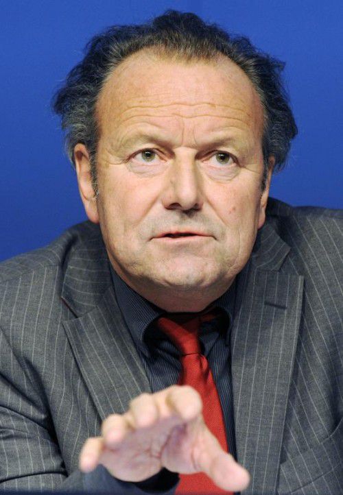 Fordert den sofortigen Rücktritt von FIFA-Präsident Joseph Blatter: Der Schweizer Rechtsprofessor Mark Pieth. Foto: ap