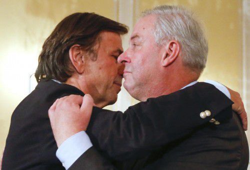 Franz Voves (SPÖ, l.) und Hermann Schützenhöfer (ÖVP) sind sichtlich gerührt, als sie sich voneinander verabschieden.  FOTO: APA
