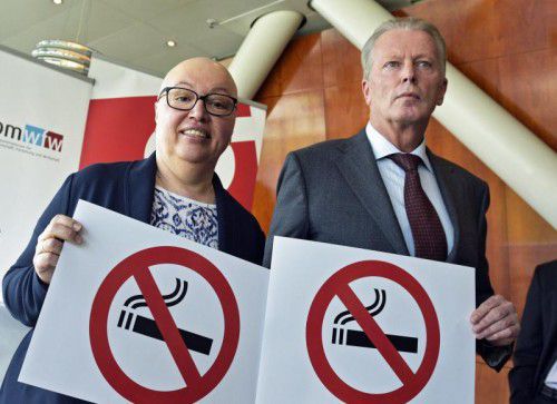 Für das Rauchverbot: SP-Gesundheitsministerin Oberhauser und VP-Wirtschaftsminister Mitterlehner. FOTO: EPA