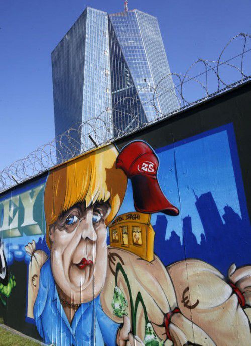 Graffiti vor der Europäischen Zentralbank in Frankfurt: Sie fror am Sonntag die Notkredite für griechische Banken ein. FOTO: AP