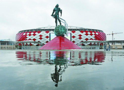Gut 42.000 Besucher haben in der neuen Otkrytije-Arena, im Vordergrund die Spartacus-Statue, Platz. Reuters