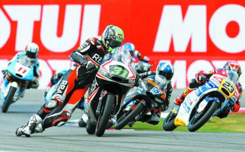 Heikle Szene für Niklas Ajo in der Moto3-Klasse. Der Finne wird vom Motorrad abgeworfen, schafft es aber, auf den Knien ins Ziel zu rutschen. Foto: EPA