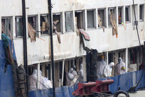 Helfer bergen immer mehr Opfer aus dem Wrack. Nur 14 von 456 Menschen haben den Untergang des Touristenschiffs überlebt.  Foto: AP