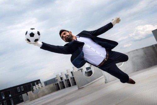 In Schale geworfen hat sich Ramazan Özcan für die Werbeaufnahmen von Sponsor Bäumler. Foto: Bäumler