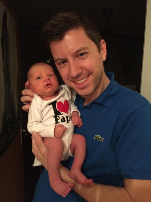 Jana ist drei Monate alt und der ganze Stolz von Papa Joachim Schwald (33), Leiter der VN-Heimat-Redaktion in Bludenz. „Es ist ein unbeschreibliches Gefühl eine eigene kleine Familie zu haben. Das Leben wird völlig auf den Kopf gestellt und alles bekommt eine neue Perspektive. Ein Lächeln lässt die Welt für einen Moment stillstehen und alle Sorgen und Ärgernisse vergessen“, findet er für seine erste Tochter liebevolle Worte.