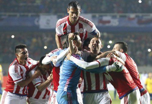 Jubel bei Paraguays Kicker nach dem Elfmeterschießen. reuters