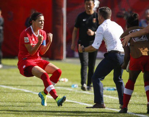Kanadas Torschützin Christine Sinclair jubelt ihrem Coach John Herdman zu. Foto: ap