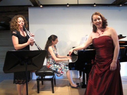 Klarinettistin Sandra Schmid, Pianistin Susanne Bolt und Sopranistin Sabine Winter auf Falkenhorst. Foto: JU
