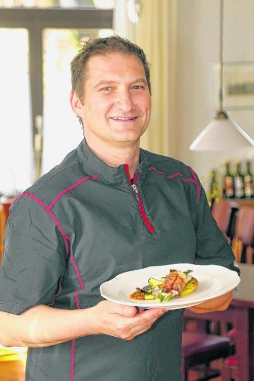 Klaus Pleifer
Das heutige Rezept präsentiert Ihnen Klaus Pleifer vom Gasthaus Pleifers Engel in Hard. Er ist damit auch im aktuellen VN-Rezeptheft „Genussvolle Sommerzeit“ vertreten, das derzeit im Handel erhältlich ist.