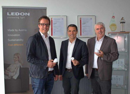 Ledon Lamp Geschäftsführer Reinhard Weiss (M.), der neu ernannte Prokurist Christian Gmeiner (l.) und Prokurist Herbert Gabriel.  