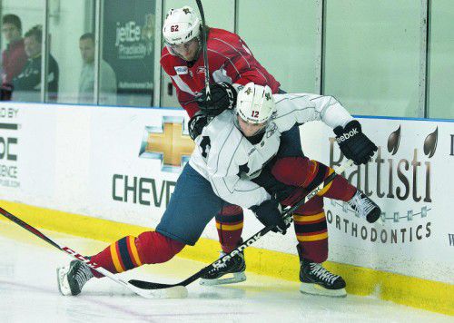 Michael Caruso (hinten) im Trainingscamp der Florida Panther mit Teamkollegen Jack Skille. Foto: ap