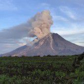 Gaswolke aus indonesischem Vulkan Sinabung entwichen