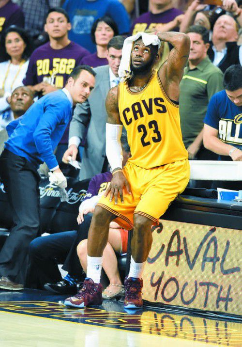 Nach einem Kontakt mit einer TV-Kamera musste Cleveland-Superstar LeBron James gepflegt werden. Foto: ap