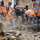 Erdrutsch begräbt sechs Dörfer in Nepal