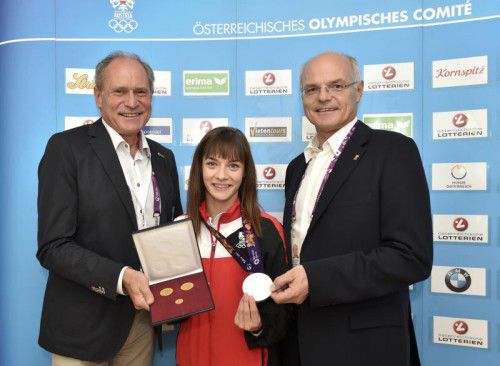 ÖOC-Generalsekretär Peter Mennel (l.) und ÖOC-Präsident Karl Stoss (r.) mit Bettina Plank. Foto: gepa
