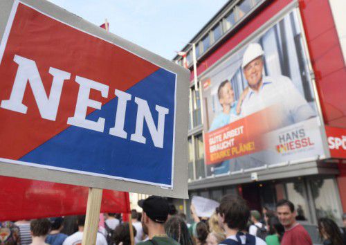 Protest im Burgenland: Die rot-blaue Koalition gilt als Tabubruch und bringt die SPÖ in eine schwierige Lage. APA