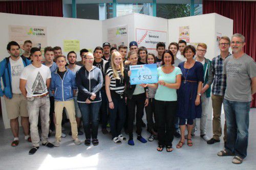 Schüler und Pädagogen der Landesberufsschule in Bludenz  konnten Susanne Marosch einen tollen Scheck überreichen.  Foto: Privat  