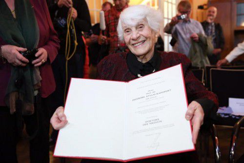 Stolz präsentiert Ingeborg Syllm-Rapoport ihre Doktoratsurkunde, auf die sie 77 Jahre lang warten musste.  Foto: EPA