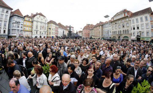 Tausende Menschen beteiligten sich am Trauermarsch durch die Grazer Innenstadt.  Foto: APA