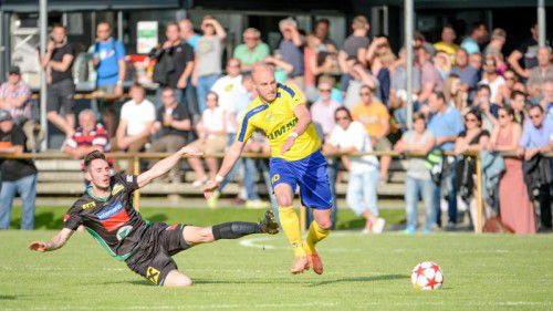 Thomas Griesebner (Lauterach/l.) und Martin Schertler (Wolfurt/r.) kämpfen im Fernduell um den Verbleib in der Vorarlbergliga. foto: lerch