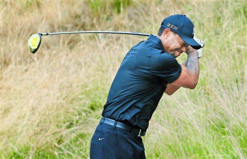 Verzweiflung am achten Loch: Tiger Woods schlug den Ball in die Dünen. Foto: ap