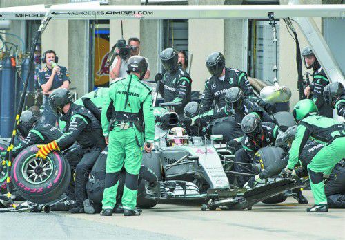 Viel Betrieb in der Mercedes Box, auf der Strecke hatte es Lewis Hamilton in Montreal eher gemütlich. Foto: Reuters