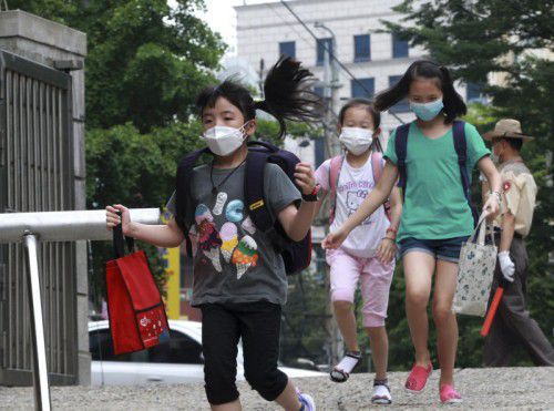 Viele Kinder tragen in der Schule Schutzmasken, um sich vor der Mers-Erkrankung zu schützen. Foto: AP