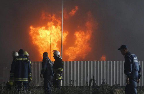 Zehn Feuerwehrfahrzeuge seien bisher bei dem Einsatz verbrannt, hieß es in Medienberichten. Foto: EPA