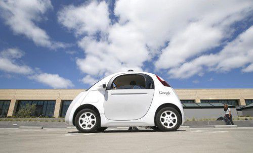 Zunächst sind sicherheitshalber noch geschulte Fahrer an Bord. AP