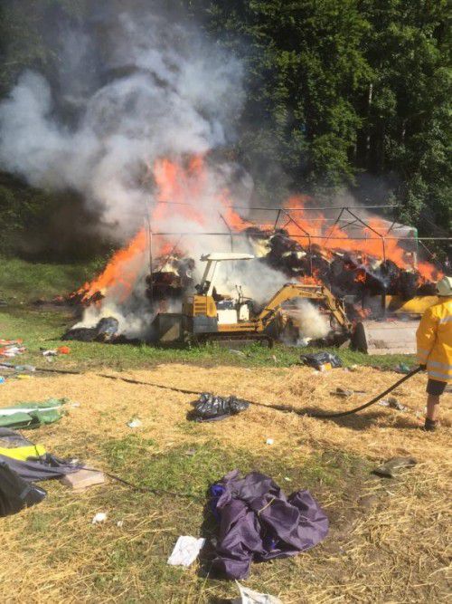Zwei Zelte standen beim Konzertereignis in Flammen. Foto: Kapo