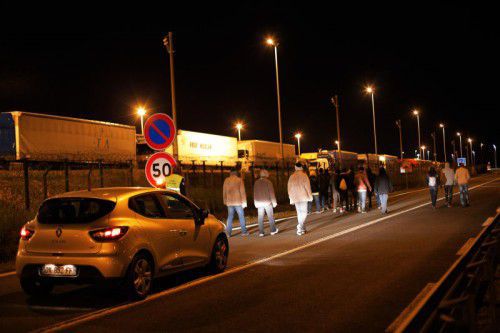Alltägliche Szenen vor dem Eurotunnel in Calais: Flüchtlinge wollen nach Großbritannien.