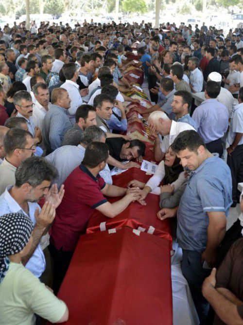 Angehörige und Freunde betrauerten am Dienstag die beim Attentat in der Türkei Getöteten. FOTO: EPA