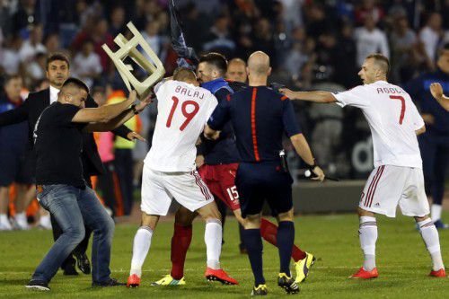 Auch Zuschauer beteiligten sich an den Ausschreitungen. Foto: ap