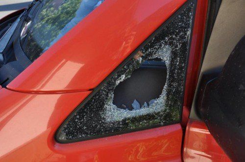 Bei diesem Pkw wurde die Scheibe eingeschlagen. Foto: Polizei