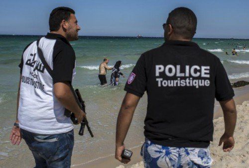 Bewaffnete Polizisten kontrollieren seit den tödlichen Terroranschlägen die Badestrände im tunesischen Sousse. FOTO: REUTERS